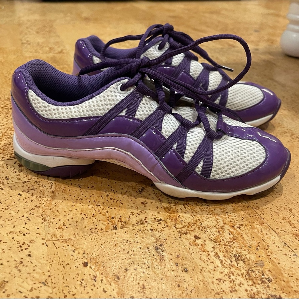 Bloch Wave Dance Sneaker Size 8, it fits like a 7.5